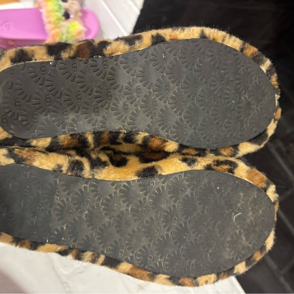 UGG Fluff Yea slippers. Kids Size 3. - Picture 4 of 4